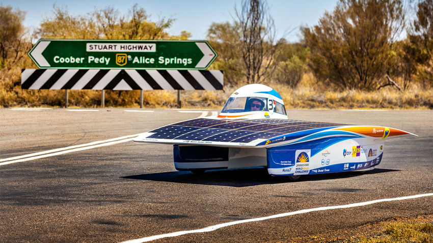 La voiture néerlandaise de la Nuon Solar Car Team a remporté la course après 33 heures et 3 minutes entre Darwin et Adélaïde. Elle a devancé l’équipe japonaise de l’Université Tokai, vainqueur lors des deux précédentes éditions. (photo : ©World Solar Challenge)