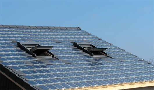 Une rénovation de la toiture peut être aisément réalisée en remplaçant les tuiles standards par les tuiles photovoltaïques.(©Luxol)