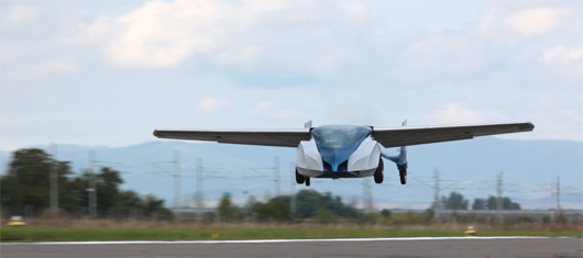 L’Aeromobil 2.5 (ici à l’atterrissage), visuellement très proche de la prochaine génération 3.0, a fini d’être testée en janvier 2014. (©Aeromobil)﻿