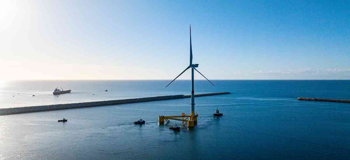 Convoyage d'une éolienne flottante depuis le port de Port-La Nouvelle