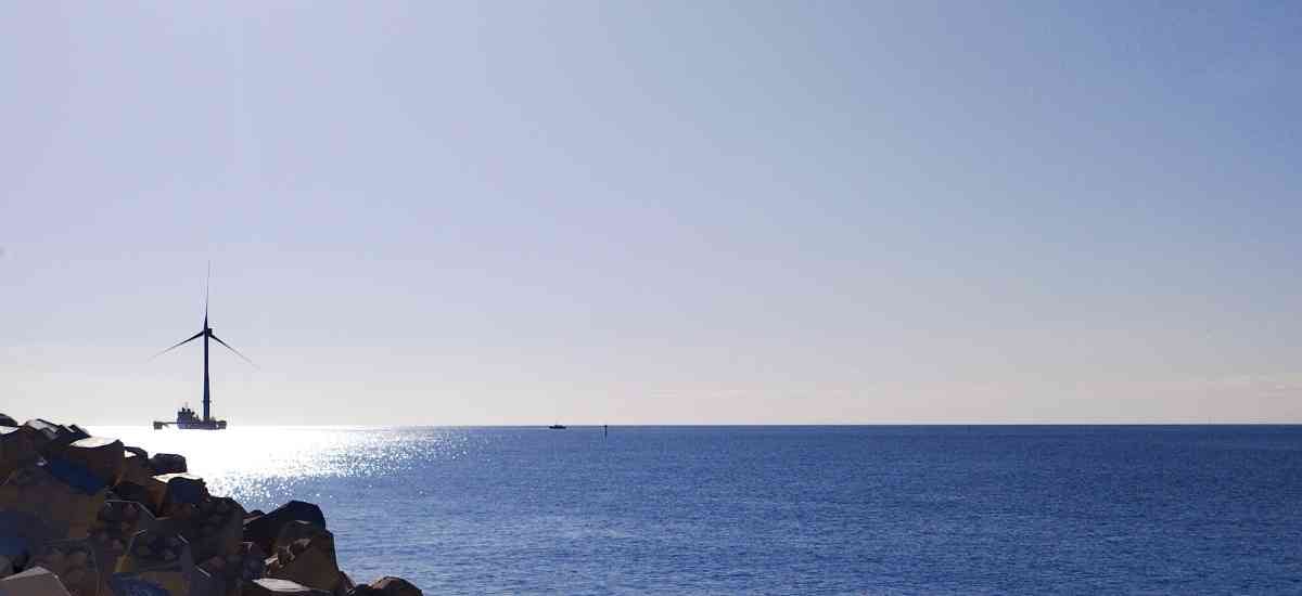 Éolienne flottante vu depuis le continent