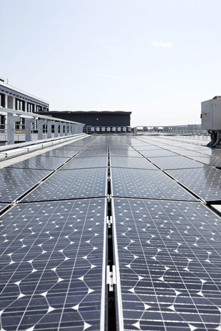 Les panneaux photovoltaïques installés sur le toit sont judicieusement intégrés