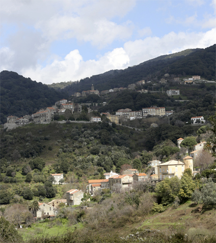 Le barrage du Rizzanese est situé dans le sud de la Corse près de Sainte-Lucie-de-Tallano, un village de près de 500 personnes situé à 450 m d’altitude. (photo : ©EDF-Bruno Conty)