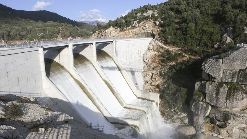 Construit en béton, le barrage du Rizzanese s’étend sur une longueur de crête de 140 mètres. (photo : ©EDF-Bruno Conty)