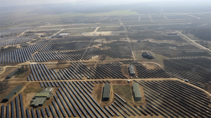L’emprise au sol de la centrale photovoltaïque avoisine 365 hectares, soit la taille de près de 500 terrains de football. (©Florent Doncourt EDF EN)