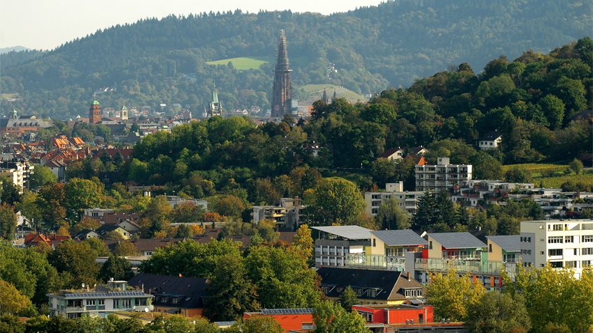 Située en Forêt noire dans le Land de Bade-Wurtemberg,  la ville de Freiburg im Breisgau est une ville pionnière en termes d’aménagement durable et d’intégration de l’énergie solaire au bâti. (photo : ©FWTM/ Schoenen﻿)