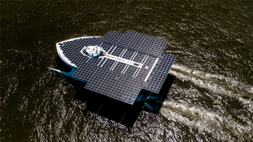 Le catamaran solaire est recouvert de 512 m2 de panneaux constitués de plus de 29 000 cellules photovoltaïques au total. La capacité solaire totale du navire atteint 93,5 kW. (photo : ©Anthony Collins)