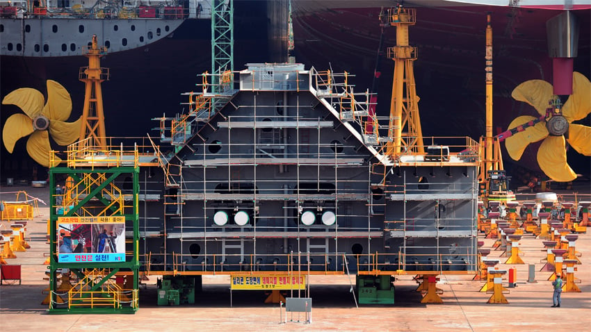 L’usine flottante Prelude est construite par Samsung et Technip sur le chantier naval de l’île de Geoje, en Corée du Sud. C’est l’un des seuls sites où des installations aussi magistrales peuvent être construites. (photo : ©Shell)