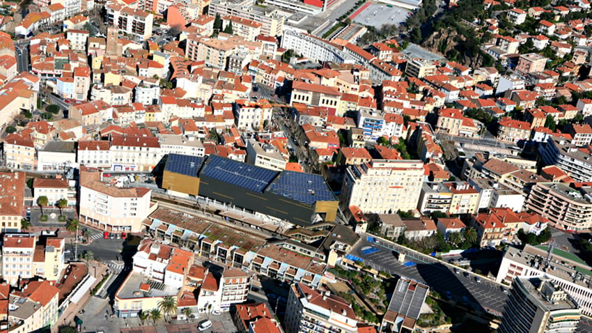 Saint-Raphaël (Var, 34 220 habitants) souhaite développer un système de management global de l’énergie au travers de la norme ISO 50 001. Une centrale photovoltaïque dotée de 1 150 m2 de panneaux solaires a été implantée dans le centre-ville. (photo : ©Saint-Raphaël).