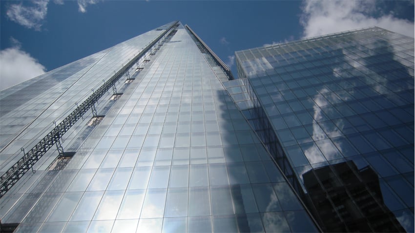 Près de 11 000 panneaux de verre composent la tour. Ils sont conçus de manière à protéger les usagers de la chaleur pour limiter notamment les besoins en air conditionné. (©H. Robin)