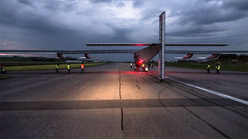 Vol de nuit de l'avion solaire Solar Impulse 2