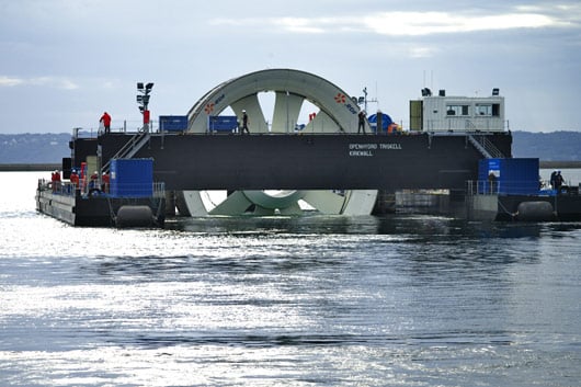 Une barge de 58 m de long a été spécialement conçue pour acheminer l’hydrolienne pilote au large de Paimpol-Bréhat (©EDF, 2011)