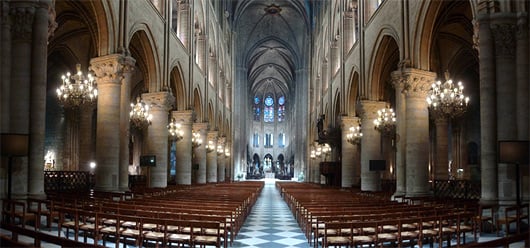 Notre-Dame de Paris possède 5 nefs, 37 chapelles et 3 roses qui sont mieux valorisées avec le nouvel éclairage installé. (©﻿Philips)﻿