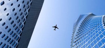 Avion entre des immeubles