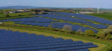 Panneaux solaires et éoliennes font baisser les prix