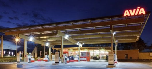 Station-service sur l'autoroute