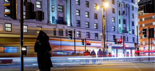 Personne attendant de traverser la rue