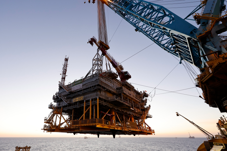 Installation de la sous-station électrique de 3 400 tonnes du futur parc éolien offshore au large de Saint-Brieuc. (©Iberdrola)