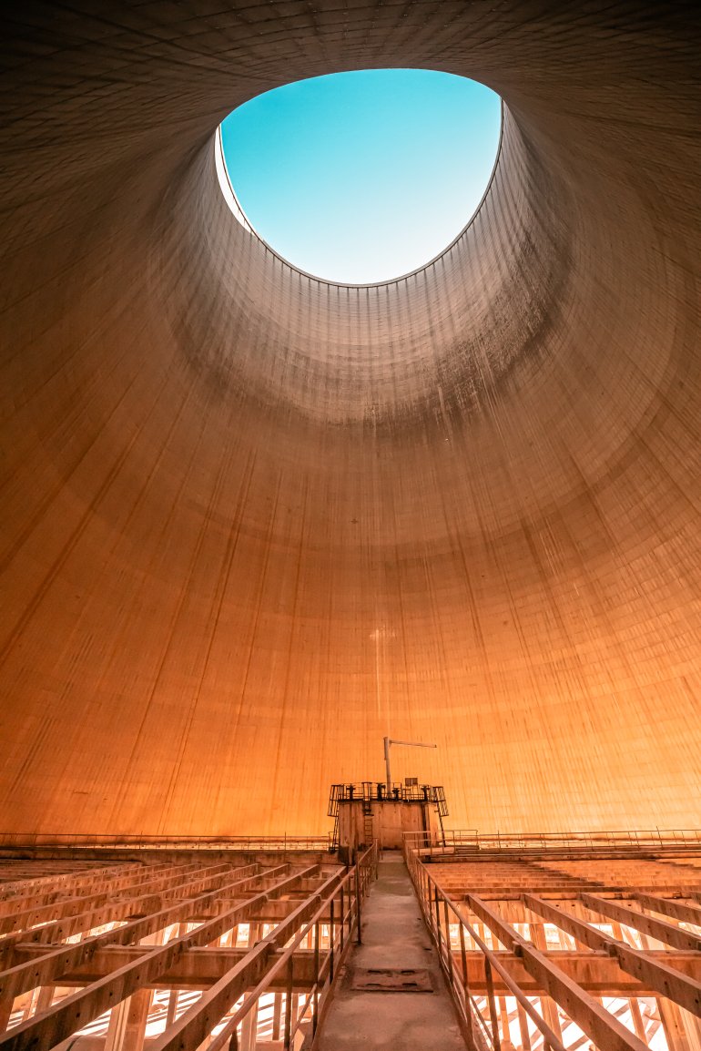Tour aéroréfrigérante de 120 m de haut de l’ancienne usine d'enrichissement Eurodif du Tricastin