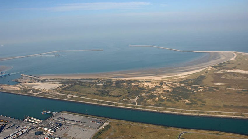 EDF a notamment choisi d’implanter un terminal méthanier à Dunkerque en raison de la capacité du lieu à accueillir les plus grands méthaniers.