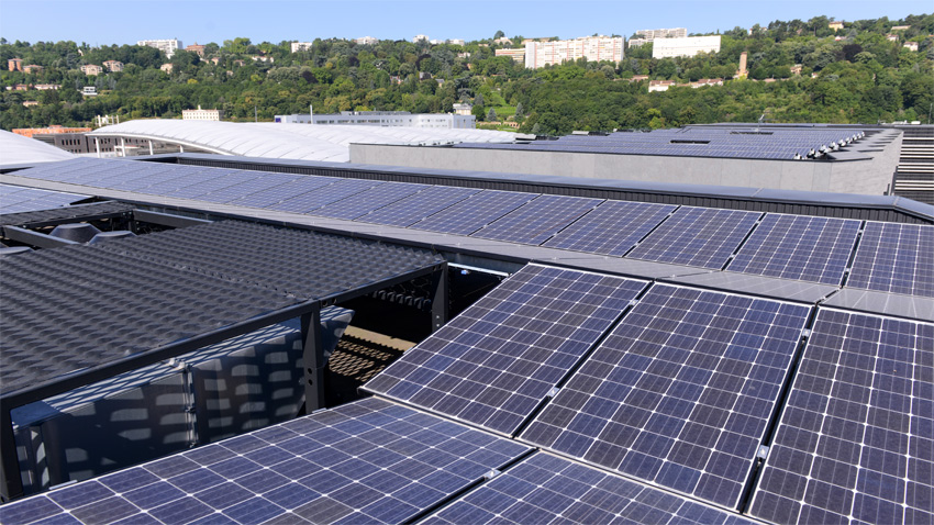 Panneaux photovoltaïques des immeubles d'Hikari