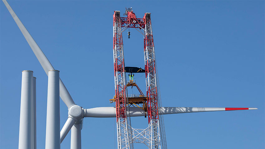 Pose de la première éolienne du parc offshore de Fécamp
