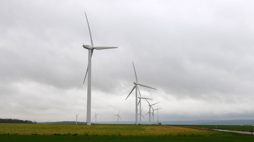 Le parc du chemin des Haguenets est constitué de 14 éoliennes conçues par l’allemand Senvion (autrefois appelé REpower). Chacune a une capacité unitaire de 2 MW et culmine à près de 140 m de haut en incluant la longueur des pales.