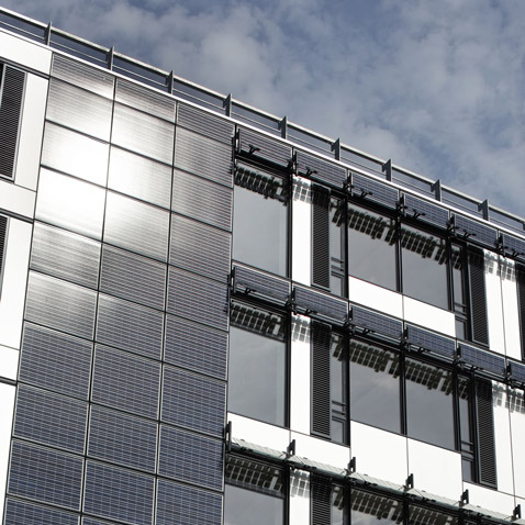 4 200 m² de panneaux photovoltaïques recouvrent l’infrastructure en façade