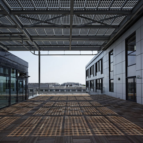 les systèmes d’ombrage équipés de panneaux solaires agrémentent les terrasses
