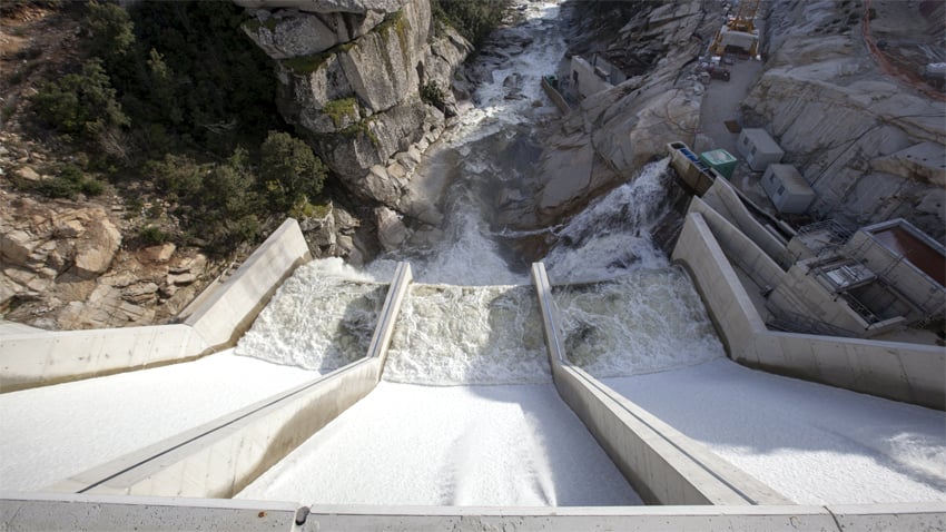 La hauteur de la chute d’eau du barrage atteint 40,5 mètres. A sa base, l’épaisseur du barrage est de 60 mètres. (photo : ©EDF-Bruno Conty)