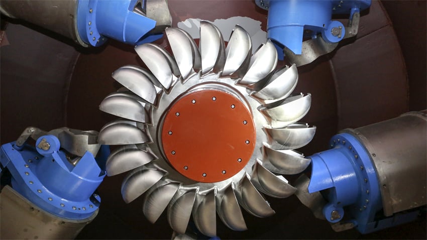 La centrale hydroélectrique est équipée de deux grandes turbines (de type « Pelton » et d’une puissance unitaire de 27,5 MW) qui sont mises en rotation par l’eau propulsée à plus de 40 bars par des injecteurs (en bleu). Seule une de ces deux turbines est actuellement en service. (photo : ©EDF-Bruno Conty)