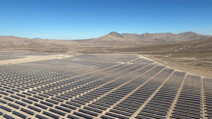 Situé sur un plateau à 1 700 m d’altitude, ce parc solaire bénéficiera d’un des plus hauts niveaux de radiation solaire au monde, de l’ordre de 3 669 kWh/m2/an, avec un climat sec et pas trop chaud. (©EDF)