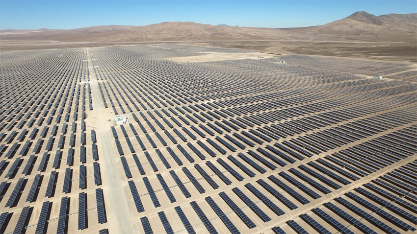 Les 475 000 panneaux photovoltaïques composant la centrale de Boléro sont implantés sur une surface de 545 hectares, soit l’équivalent de plus de 700 terrains de football. (©EDF)