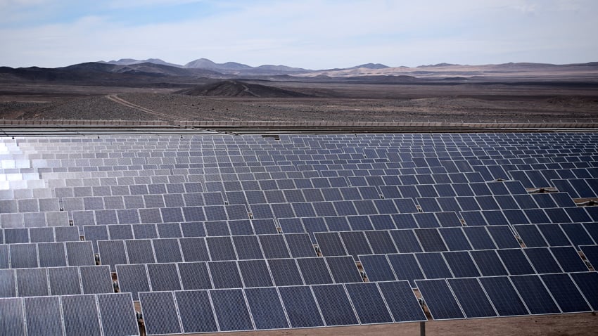 Selon EDF, la centrale photovoltaïque de Boléro devrait produire près de 400 GWh par an. Cela signifie que le facteur de charge attendu du parc atteindrait un niveau record de 31,3%, contre près de 15% pour les installations photovoltaïques en France. (©EDF)