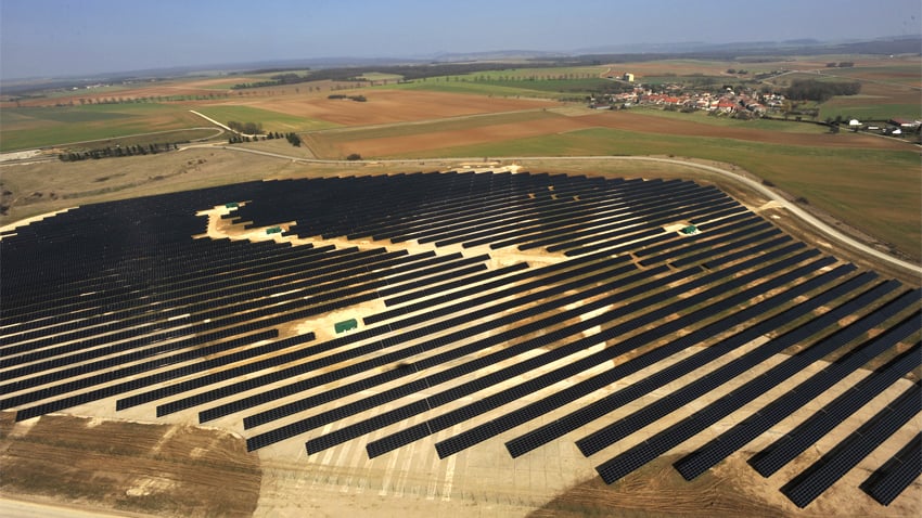 La mise en service de cette grande centrale contribue à la croissance en 2012 du parc photovoltaïque français, dont la puissance avait déjà presque triplé en 2011. (©Florent Doncourt EDF EN)