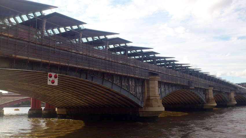 Près de 4 400 panneaux photovoltaïques finissent d’être installés sur le Blackfriars Railway Bridge, ce qui en fait seul pont recouvert de panneaux solaires dans le monde avec le Kurilpa Bridge à Brisbane (Australie). 