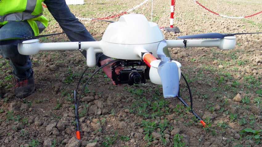 Le drone est équipé d’une caméra ou d’un appareil photo