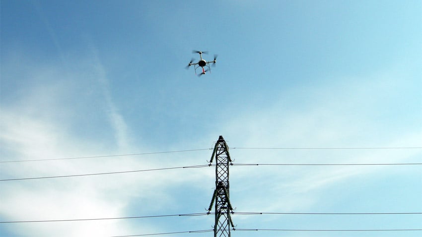 Le drone peut prendre plus de 300 photos en près de 10 minutes lors de ses ascensions autour d’un pylône