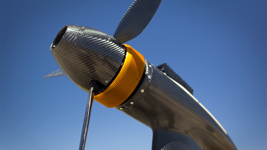 Le rotor de l’éolienne aéroportée fait office de propulseur et permet à la structure de s’élever en altitude et de s’y maintenir. L’éolienne est reliée à une longe flexible sous tension. (visuel : ©Makani Power)