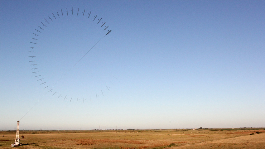L’éolienne de Makani produit de l’électricité, en décrivant des trajectoires circulaires, et la transmet le long de la longe jusqu’au sol. (©Makani Power)