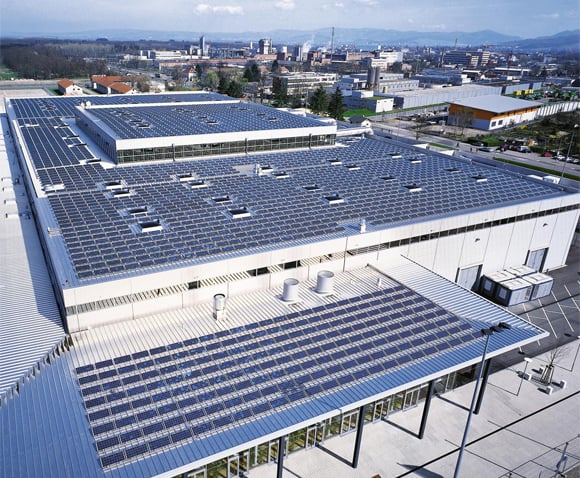 Dans les quartiers Vauban et Rieselfeld, de nombreux toits sont recouverts de panneaux solaires. C’est également le cas du centre des expositions de Freiburg disposant d’une capacité photovoltaïque installée de 690 kW. ﻿(©Solar-Fabrik AG﻿)