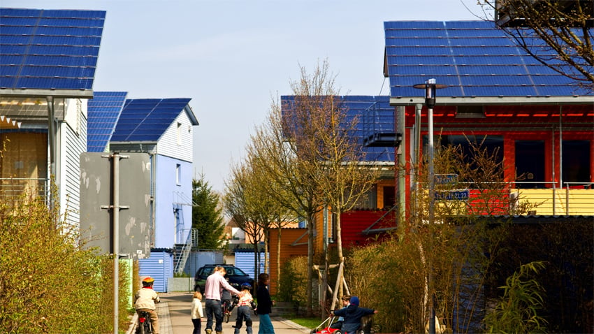 Une « cité solaire » dans le quartier place l’énergie photovoltaïque au cœur de la vie des habitants. ﻿(photo : ©FWTM/ Schoenen﻿)﻿﻿﻿