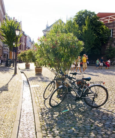 L’usage du vélo et des transports collectifs est favorisé dans toute la ville afin de réduire la circulation automobile. ﻿﻿(photo : ©FWTM/ Schoenen﻿)﻿﻿﻿﻿﻿
