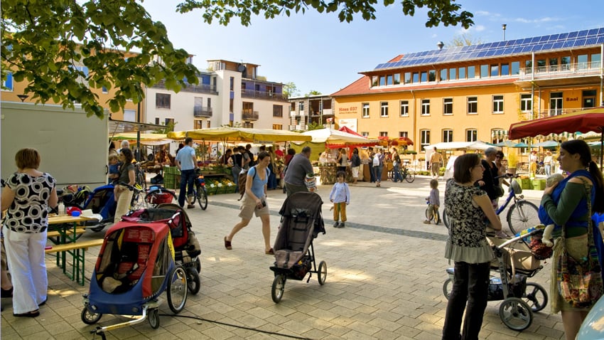 Dans le quartier de Vauban, une « association pour une ville sans voiture » a historiquement œuvré pour limiter les stationnements publics et les parkings privés. ﻿(photo : ©FWTM/ Schoenen﻿)