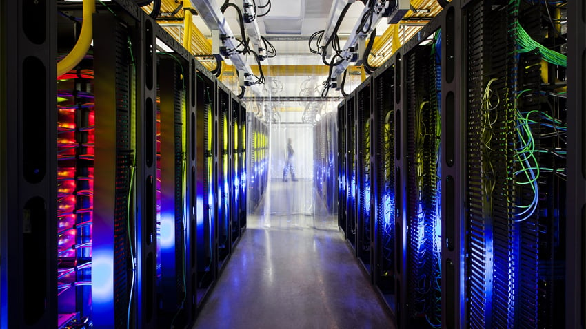 Dans les data centers de Google, les données internet circulent via des réseaux de fibre optique plus de 200 000 fois plus rapides qu’une connexion Internet domestique. (photo : ©Google)