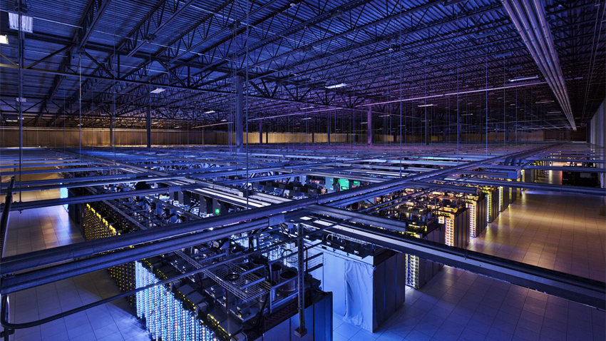 Les serveurs s’étendent sur d’importantes surfaces, ici plus de 10 000 m2 dans le data center de Council Bluffs. (photo : ©Google)