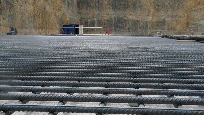 Des milliers de barres métalliques, pesant près de 3 400 tonnes, ont été superposées afin de constituer un maillage d’une épaisseur de 1,5 m. Elles soutiennent les fondations du complexe du tokamak. (Photo : AIF)
