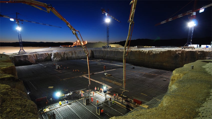 Environ 18 000 m³ de béton ont été coulés pour réaliser le premier radier de la fosse d'isolation sismique. (Photo : ITER Organization)