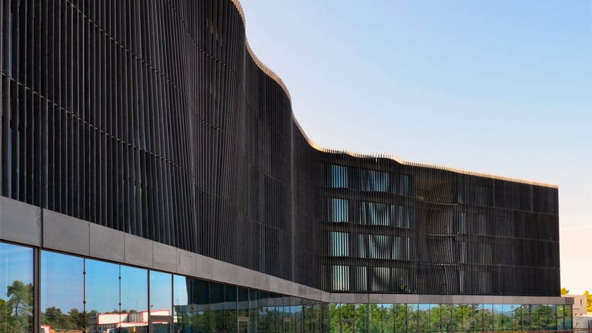 Conçu par deux architectes de la région (Ricciotti et Bonhomme), le bâtiment du siege d’ITER possède plus de 3 000 brise-soleils en béton fibré sur sa façade nord-ouest. (Photo: ITER Organization)