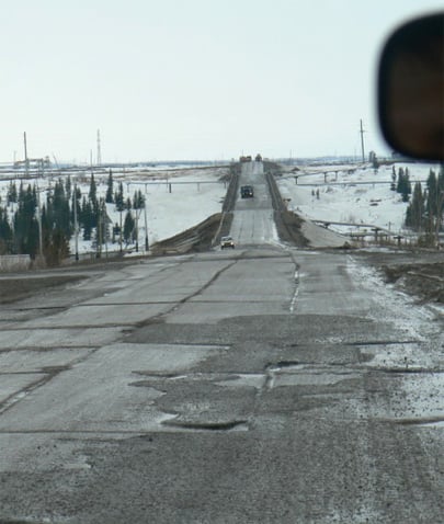 Il faut environ 4 heures pour rejoindre le site pétrolier, situé à 180 km d’Usinsk. Une route constituée de dalles plus ou moins jointives a été construite à cet effet. (photo : P. Nerguararian)